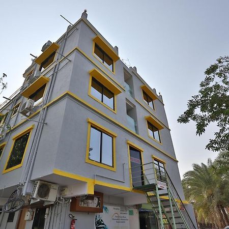 Oyo 24833 Hotel Silver Daman Kültér fotó