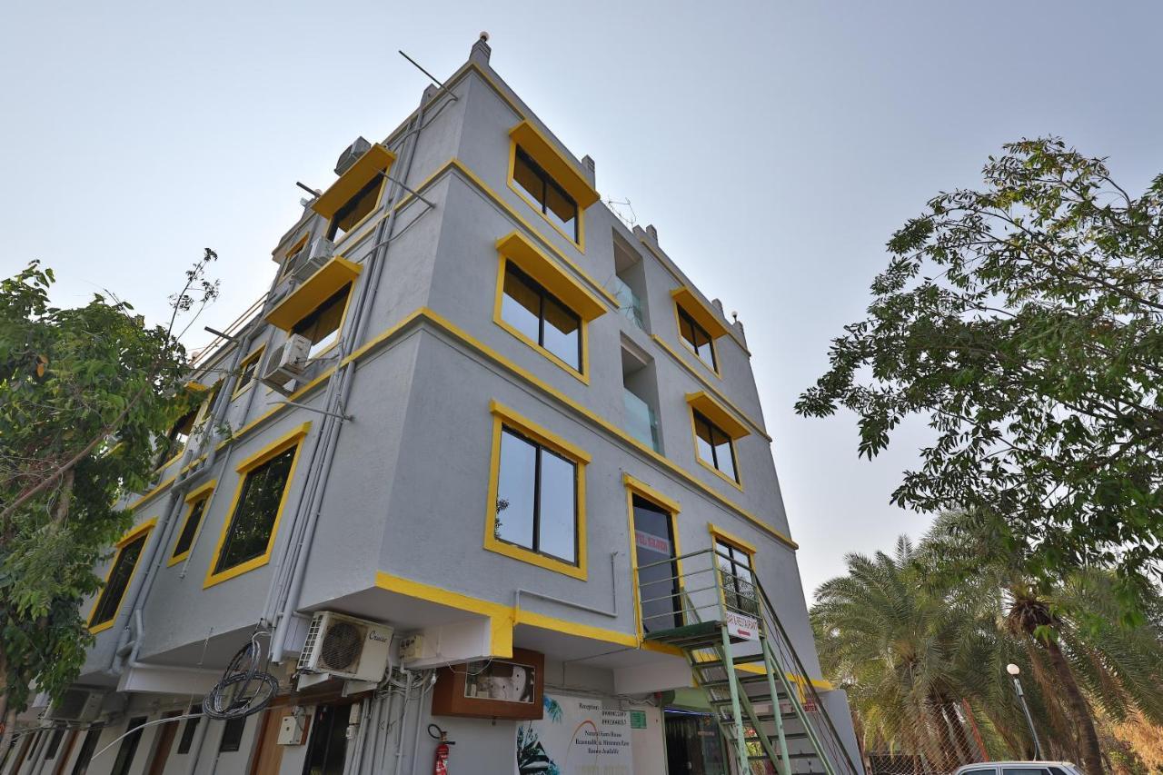 Oyo 24833 Hotel Silver Daman Kültér fotó