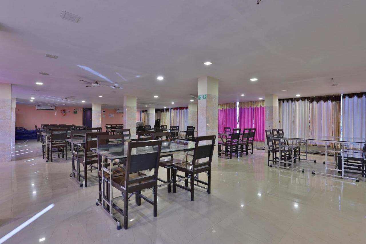 Oyo 24833 Hotel Silver Daman Kültér fotó